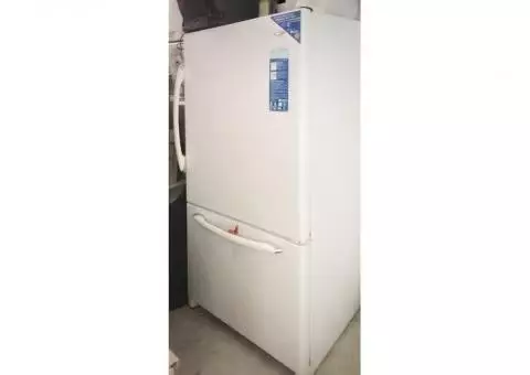 Refrigerator with freezer 25 cu ft capacity, mint condition!